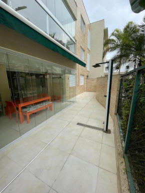 Apartamento estilo garden 150 m da praia da enseada com churrasqueira